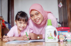 Jugando con poco sin preocupación Bermain Dengan Si Kecil Tanpa Worry