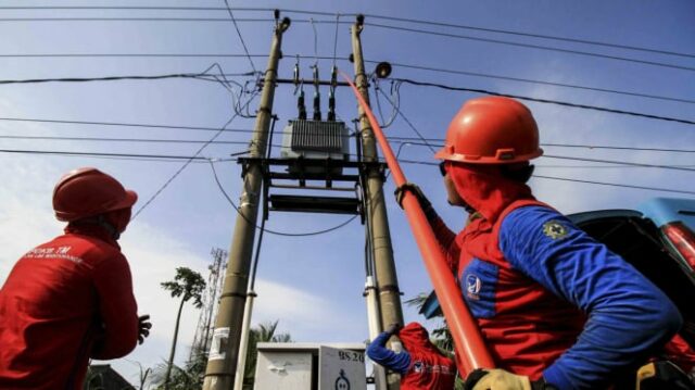 Ilustrasi petugas PLN periksa kabel listrik.