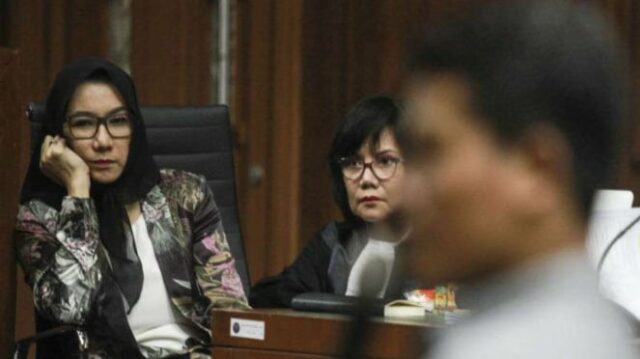 Mantan Bupati Kutai Kartanegara Rita Widyasari (kiri) saat menjalani persidangan