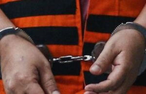 Los hombres de arresto policial confiesan a FBR, que es Palak Foreman y Rampas, que trabaja en teléfono celular Ilustrasi tersangka kasus kejahatan diborgol