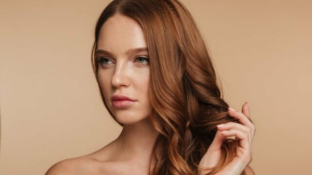 Ilustrasi wanita/rambut berwarna/cat rambut.