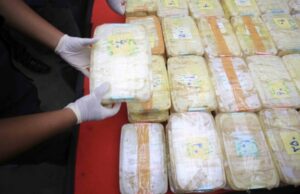 Segundos del descubrimiento de 35 kg de metanfetamina en el tambor flotando en las aguas masalembu de suma Ilustrasi jenis sabu.