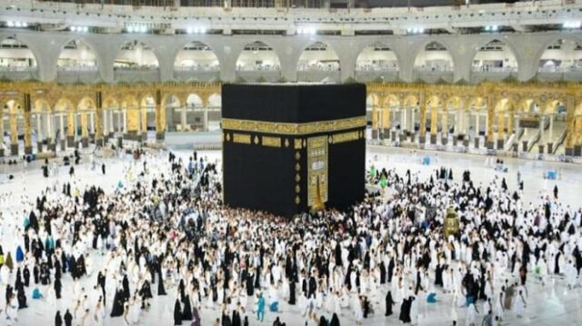 Pembatas Kabah dihilangkan, jemaah umrah leluasa mencium Hajar Aswad.