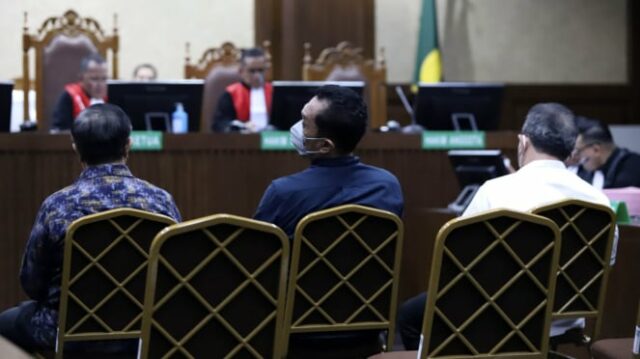 Tiga hakim nonaktif pemberi vonis bebas Ronald Tannur menjalani sidang.