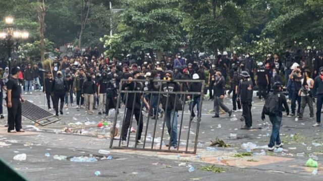Ricuh aksi peringatan May Day di depan Kantor Gubernur Jateng