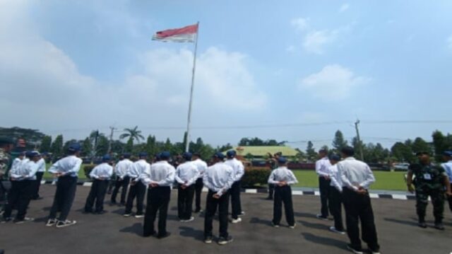 Sebanyak 39 siswa SMP nakal di Purwakarta dimasukan ke barak militer