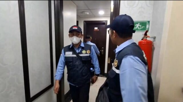 Pastikan Barang Tak Tertinggal, Petugas Akomodasi Lakukan Sweeping Kamar Hotel Jemaah di Madinah