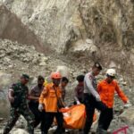 Evakuasi korban yang sempat tertimbun material longsor di Gunung Kuda Cirebon