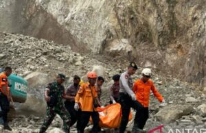 9 personas fueron asesinadas después de un deslizamiento de tierra en el área de la mina de la montaña de Cirebon Horse. Evakuasi korban yang sempat tertimbun material longsor di Gunung Kuda Cirebon