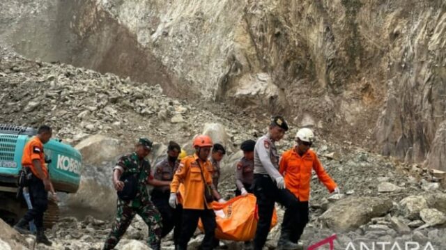 Evakuasi korban yang sempat tertimbun material longsor di Gunung Kuda Cirebon