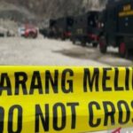 Garis polisi terpasang di area kejadian longsor di Gunung Kuda Cirebon, Jabar.