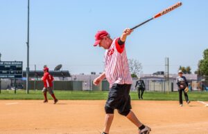 ¿Un club de tenis ‘flotante’ con buenas vibraciones y una pizca de club de campo? Estos angelenos lo crearon Commentary: In Pico Rivera senior league, where love of the game never gets old, softball is 'better than medicine'