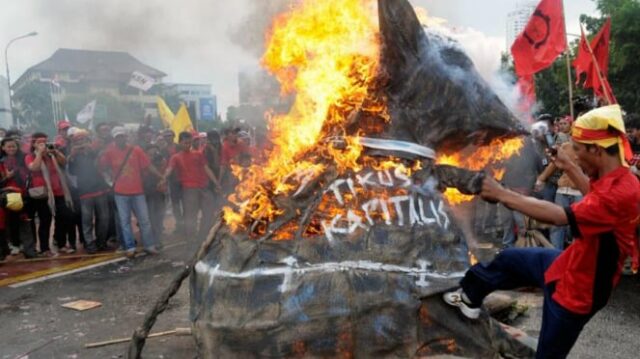 Aksi Buruh di Istana Ricuh