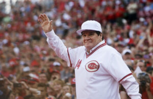 Otra liga deportiva da un golpe para apaciguar a Trump FILE - In this June 24, 2016, file photo, former Cincinnati Red Pete Rose waves to the crowd as he is introduced on the field during a ceremony to honor the 1976 World Series champions team, before the Reds' baseball game against the San Diego Padres in Cincinnati. (AP Photo/John Minchillo, File)