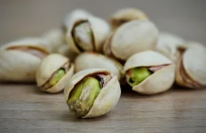 Como el chocolate de Dubai conduce a la escasez de pistacho global, haga estos 3 postres gourmet con alternativas de nueces fáciles Make these three desserts by swapping pistachios with other nuts