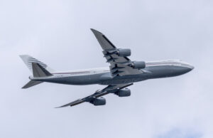 Chuck Schumer de repente cultiva una columna en el soborno del avión de Trump FILE - A 13-year-old private Boeing aircraft that President Donald Trump toured on Saturday to check out new hardware and technology features, and highlight the aircraft maker's delay in delivering updated versions of the Air Force One presidential aircraft, takes off from Palm Beach International Airport, Feb. 16, 2025, in West Palm Beach, Fla. (AP Photo/Ben Curtis, File)