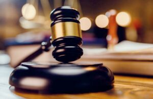 El dúo produce documentos falsos en la corte para rescatar al hombre acusado de violación; detenido Mumbai: Duo produces fake papers in court to bail out man accused of rape; arrested