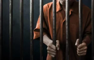 Cuatro prisioneros subtriales asaltan a la policía fuera del tribunal de Thane después de audiencia Mumbai: Undertrial prisoners assault police team outside Thane court after hearing