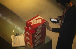 Cómo las tarifas de Trump podrían afectar a Nike y sus trabajadores de fábrica An employee holds Nike shoe boxes at the Nike store on the 5th Avenue, Monday, April 7, 2025, in New York. (AP Photo/Yuki Iwamura)