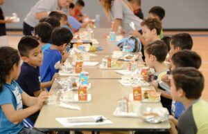 Cómo los estados rojos son las mayores víctimas de los recortes de Trump Children enjoy lunches provided by the Brownsville Independent School District on Wednesday, June 8, 2016, at the Olivera Park gymnasium in Brownsville, Texas. The local school district provides free lunches to any child under 18 who needs a meal, regardless of their status as a student with the school district. (Jason Hoekema/The Brownsville Herald via AP) MANDATORY CREDIT