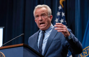 El gobernador de Illinois es el primero en Estados Unidos en bloquear el acceso federal a datos personales sobre el autismo Health and Human Services Secretary Robert F. Kennedy Jr. speaks during a news conference on the Autism report by the CDC at the Hubert Humphrey Building Auditorium in Washington, Wednesday, April 16, 2025. (AP Photo/Jose Luis Magana)