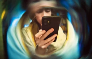 Tensiones de India-Pakistán: así es como puedes protegerte de los malos efectos de los juicios. India-Pakistan tensions: How doomscrolling can affect your mental health and ways to protect yourself from the screen