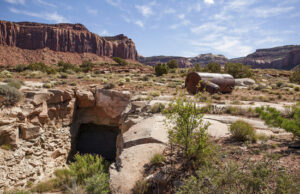 El Secretario del Interior criticó el esquema ‘realmente preocupante’ para la mía de Utah An old steam boiler at the site of an old uranium mine in the canyon country of southeastern Utah. (Jon G. Fuller / VWPics via AP Images)