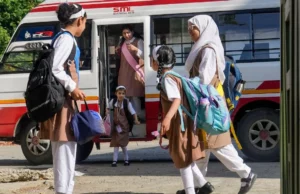 La vida se remonta a la normalidad, ya que las situaciones en JK se alivian en medio de las tensiones de India -Pakistán en curso Normalcy returns to JK after tensions following cross-border shelling, drone attacks amid India Pakistan tensions