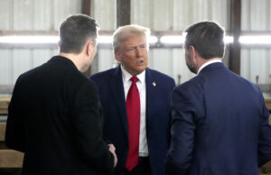 Parece que es hora de volver a tomar dinero con los agricultores Republican presidential nominee former President Donald Trump, center, speaks with Tesla and SpaceX CEO Elon Musk, left, and Republican vice presidential nominee Sen. JD Vance, R-Ohio, at a campaign event at the Butler Farm Show, Saturday, Oct. 5, 2024, in Butler, Pa. (AP Photo/Alex Brandon)