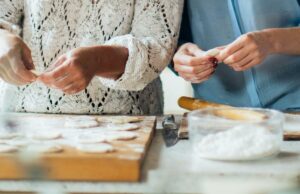 Día de la Madre 2025: Desde ser un despertador humano hasta el detector de mentiras, 5 cosas que hace toda la madre india Mother’s Day 2025: Five funny, adorable and annoying things Indian mothers do