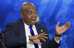 Los republicanos se vuelven fascistas porque los demócratas visitaron una instalación de hielo Newark Mayor Ras Baraka makes his point at the New Jersey Democratic gubernatorial primary debate at NJ PBS Studios, Monday, May 12, 2025, in Newark, N.J. (Steve Hockstein/NJ Advance Media via AP, Pool)