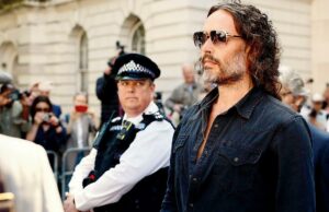 Russell Brand llega a la corte de Londres para una primera audiencia sobre violación, caso de agresión sexual Russell Brand reaches London court for first hearing on rape, sexual assault case