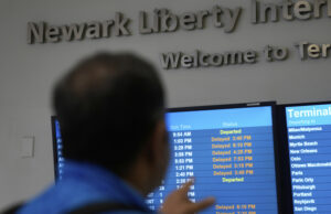 Sean Duffy sigue culpando a Biden por el desastre de control de tráfico aéreo de Trump A display shows the status of flights at Newark Liberty International Airport in Newark, N.J., Monday, May 5, 2025. (AP Photo/Seth Wenig)