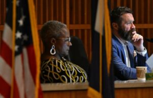 Aurora nuevamente aprieta las reglas de comentarios públicos en las reuniones del consejo municipal a medida que continúan las protestas de conducta policial Aurora again tightens public comment rules at City Council meetings as protests of police conduct continue