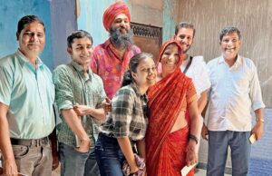 Esta exposición en Mumbai trae historias de luchas personales y libertad a través de lienzos cosidos This exhibition in Mumbai brings forth stories of personal struggles and freedom through sewn canvases