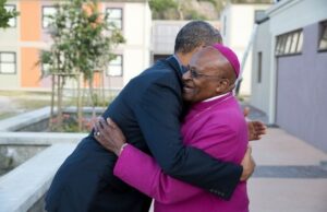 Trump está haciendo un trabajo excelente en los grupos religiosos President Barack Obama greets Archbishop Desmond Tutu as he arrives at the Desmond Tutu HIV Foundation Youth Centre in Cape Town, South Africa, June 30, 2013.