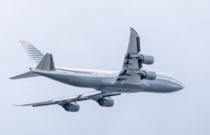 Trump está muy orgulloso de sí mismo por vender acceso a la Casa Blanca. FILE - A 13-year-old private Boeing aircraft that President Donald Trump toured on Saturday to check out new hardware and technology features, and highlight the aircraft maker's delay in delivering updated versions of the Air Force One presidential aircraft, takes off from Palm Beach International Airport, Feb. 16, 2025, in West Palm Beach, Fla. (AP Photo/Ben Curtis, File)