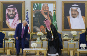 Trump ahora quiere hacer que Siria sea genial de nuevo President Donald Trump arrives with Saudi Crown Prince Mohammed bin Salman for a coffee ceremony at the Royal Terminal of King Khalid International Airport in Riyadh, Saudi Arabia, Tuesday, May 13, 2025. (AP Photo/Alex Brandon)