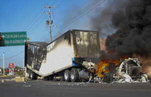 Trump abre fronteras a las familias de carteles mientras encerra a los estudiantes FILE - A truck burns on a street in Culiacan, Sinaloa state, Thursday, Jan. 5, 2023. (AP Photo/Martin Urista, file)