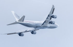 Según los informes, Trump recibe un regalo de jubo de lujo de Qatar de Qatar FILE - A 13-year-old private Boeing aircraft that President Donald Trump toured on Saturday to check out new hardware and technology features, and highlight the aircraft maker's delay in delivering updated versions of the Air Force One presidential aircraft, takes off from Palm Beach International Airport, Feb. 16, 2025, in West Palm Beach, Fla. (AP Photo/Ben Curtis, File)