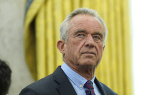 Trump revive el plan de precios de las drogas, pero es principalmente humo y espejos Health and Human Services Secretary Robert F. Kennedy Jr. attends a swearing in ceremony for Dr. Mehmet Oz to be Administrator of the Centers for Medicare and Medicaid Services, in the Oval Office of the White House, Friday, April 18, 2025, in Washington. (AP Photo/Alex Brandon)