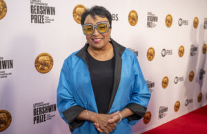 Trump aprovecha al ex abogado personal para ser el principal bibliotecario de la nación FILE - Librarian of Congress Carla Hayden arrives on the red carpet for the 2024 Library of Congress Gershwin Prize for Popular Song honoring Elton John and Bernie Taupin at DAR Constitution Hall March 20, 2024, in Washington. (AP Photo/Kevin Wolf, File)