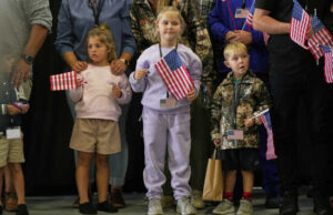 La excepción de Trump a la prohibición de los refugiados parece ser blanco Young Afrikaner refugees from South Africa holding American flags arrive, Monday, May 12, 2025, at Dulles International Airport in Dulles, Va. (AP Photo/Julia Demaree Nikhinson)
