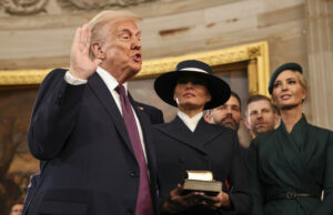 Los aranceles de Trump han lanzado Global Trade Wars. Aquí hay una línea de tiempo de cómo llegamos aquí President-elect Donald Trump takes the oath of office as he is sworn in as president during the 60th Presidential Inauguration in the Rotunda of the U.S. Capitol in Washington, Monday, Jan. 20, 2025. (Chip Somodevilla/Pool Photo via AP)