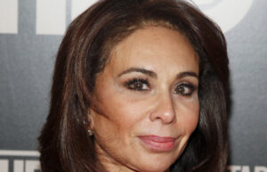Mira a Jon Stewart asumir el ‘gran anuncio’ de Trump y el soborno jumbo FILE - In this Jan. 28, 2015, file photo, Jeanine Pirro attends the HBO Documentary Series premiere of "THE JINX: The Life and Deaths of Robert Durst," in New York. Fox News weekend host Pirro’s show didn’t air Saturday night, March 16, 2019, a week after her comments questioning U.S. Rep. Ilhan Omar over her wearing a Muslim head covering. No explanation was given. (Photo by Andy Kropa/Invision/AP, File)