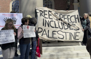 La venganza de la Casa Blanca contra Harvard alcanza la pequeña y pequeña baja Students, faculty and members of the Harvard University community rally, Thursday, April 17, 2025, in Cambridge, Mass. (AP Photo)