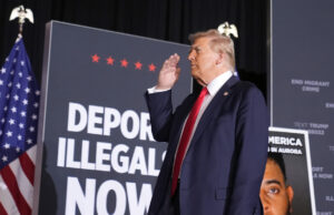 Sus dólares de impuestos se están desperdiciando en los falsos vuelos de deportación de Trump Your tax dollars are being wasted on Trump's bogus deportation flights