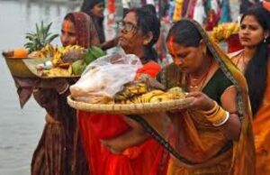 Los devotos celebran a Chhath Puja con Santa Dip in Ganga en Patliputra Ghat Devotees celebrate Chhath Puja with holy dip in Ganga at Patliputra Ghat