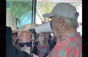 John Elway visto en la elegante fiesta de día 2 horas antes del fatal accidente de carrito de golf John Elway Seen at Swanky Day Party 2 Hours Before Fatal Golf Cart Accident