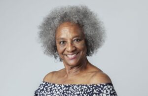 Cabello gris 101: Tu hoja de trucos para cuidar el cabello gris Gray Hair 101: Your Cheat Sheet To Caring For Gray Hair